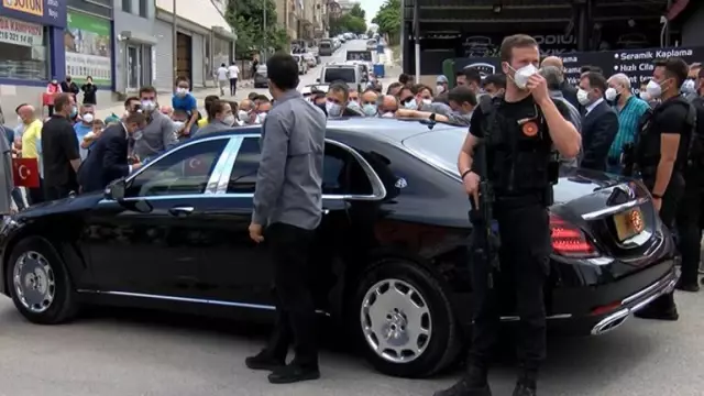 Erdoğan'ın kentsel dönüşüm talimatı ilçe halkını sevince boğdu! Aracını 8 kez durdurup teşekkür ettiler Erdoğan'ın kentsel dönüşüm talimatı ilçe halkını sevince boğdu! Aracını 8 kez durdurup teşekkür ettiler