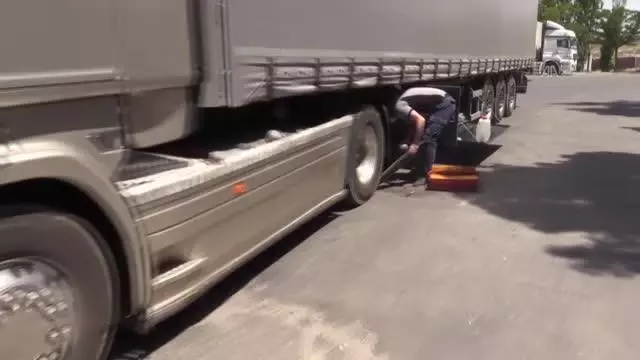 Yabancı plakalı tırın çamurluklarında 30 kilo 468 gram afyon sakızı ele geçirildi Yabancı plakalı tırın çamurluklarında 30 kilo 468 gram afyon sakızı ele geçirildi