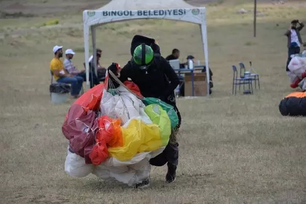 BİNGÖL YAMAÇ PARAŞÜTÇÜLERİ, BİNGÖL SEMALARINDA BİNGÖL YAMAÇ PARAŞÜTÇÜLERİ, BİNGÖL SEMALARINDA