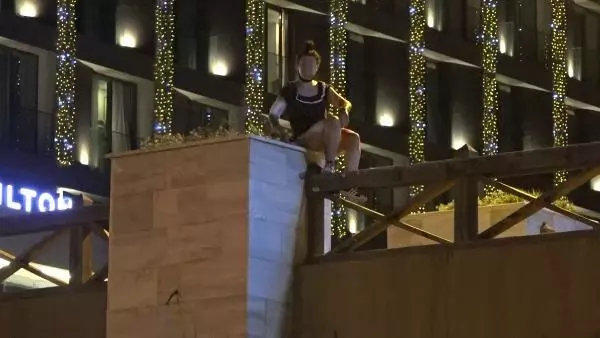 Yaya üst geçidine çıkan kadın, bekçilerden kaçarken trafiği birbirine kattı Yaya üst geçidine çıkan kadın, bekçilerden kaçarken trafiği birbirine kattı