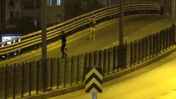 Yaya üst geçidine çıkan kadın, bekçilerden kaçarken trafiği birbirine kattı Yaya üst geçidine çıkan kadın, bekçilerden kaçarken trafiği birbirine kattı