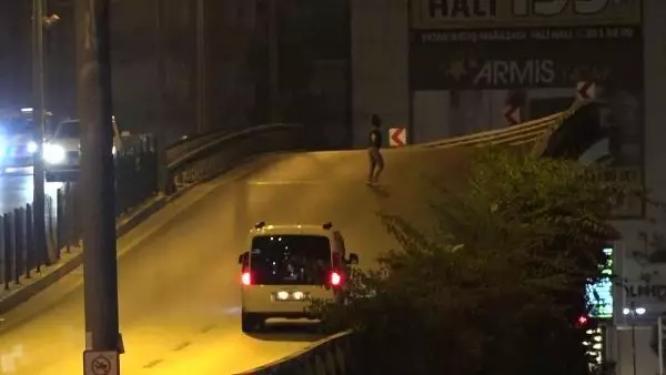 Yaya üst geçidine çıkan kadın, bekçilerden kaçarken trafiği birbirine kattı Yaya üst geçidine çıkan kadın, bekçilerden kaçarken trafiği birbirine kattı