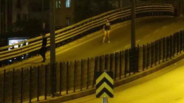 Yaya üst geçidine çıkan kadın, bekçilerden kaçarken trafiği birbirine kattı Yaya üst geçidine çıkan kadın, bekçilerden kaçarken trafiği birbirine kattı