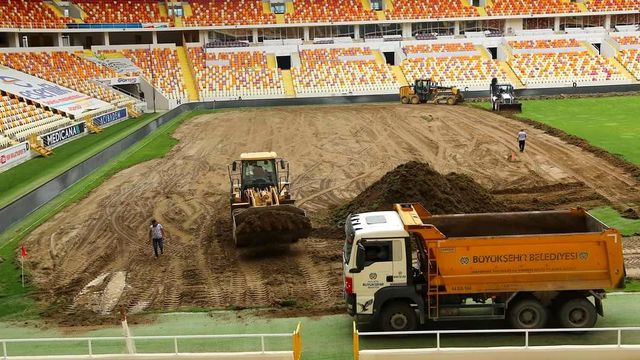 Yeni Malatya Stadyumu'nda çim zemin değişiyor