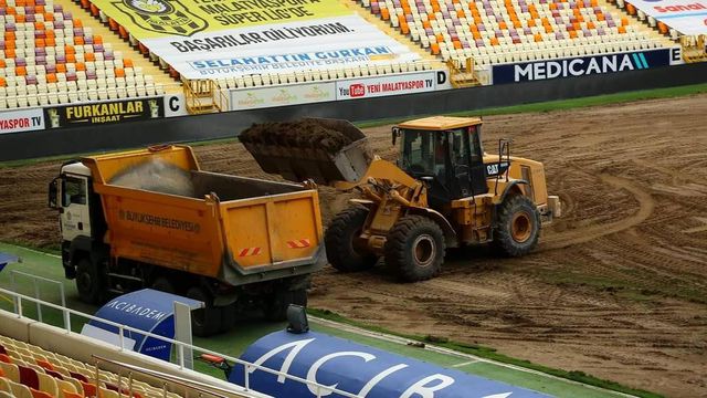 Yeni Malatya Stadyumu'nda çim zemin değişiyor