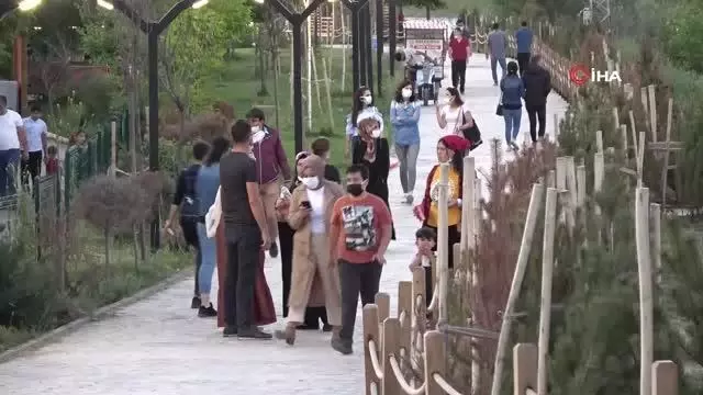 800 yıllık tarihi Murat Köprüsü binlerce turiste ev sahipliği yapıyor 800 yıllık tarihi Murat Köprüsü binlerce turiste ev sahipliği yapıyor