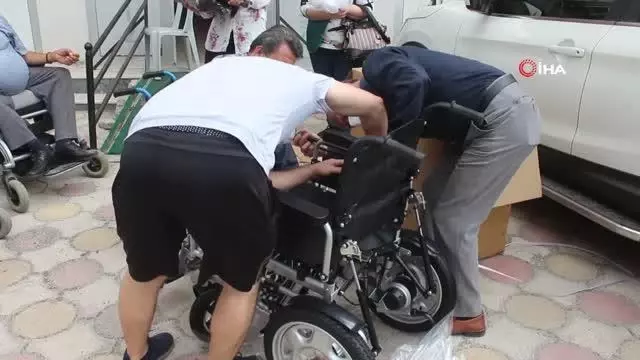 Akrabaları engelli olunca her yıl tekerlekli sandalye bağışlamaya başladılar Akrabaları engelli olunca her yıl tekerlekli sandalye bağışlamaya başladılar