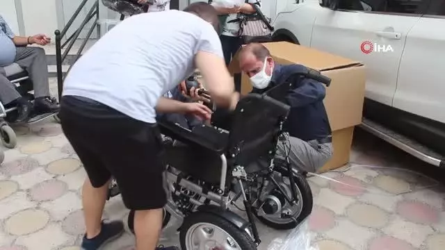 Akrabaları engelli olunca her yıl tekerlekli sandalye bağışlamaya başladılar