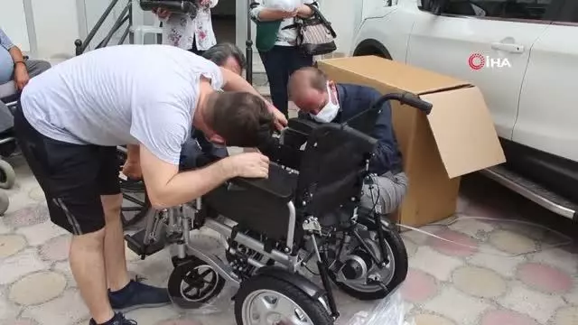 Akrabaları engelli olunca her yıl tekerlekli sandalye bağışlamaya başladılar