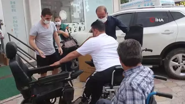 Akrabaları engelli olunca her yıl tekerlekli sandalye bağışlamaya başladılar