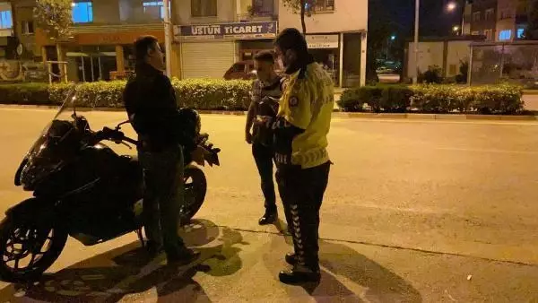 Son dakika haber! BURSA-ALKOLLÜ MOTOSİKLET SÜRÜCÜSÜ POLİSLERİ ÇİLEDEN ÇIKARDI