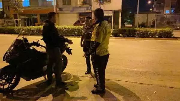 Son dakika haber! BURSA-ALKOLLÜ MOTOSİKLET SÜRÜCÜSÜ POLİSLERİ ÇİLEDEN ÇIKARDI