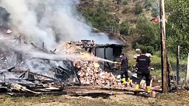 Amasya'da yangın.. Ev kullanılamaz hale geldi