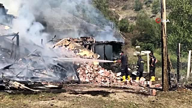 Amasya'da yangın.. Ev kullanılamaz hale geldi