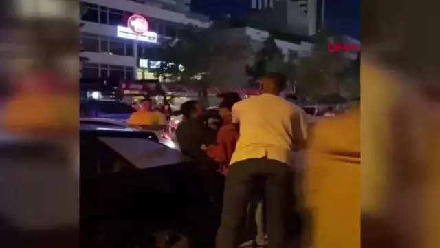 Son dakika haberleri! ANKARA'DA ŞİŞELİ VE YUMRUKLU KAVGA KAMERADA