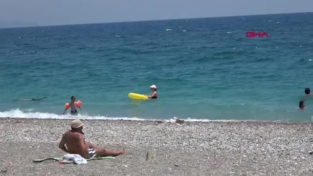 ANTALYA KISITLAMADAN MUAF TURİSTLERİN DENİZ KEYFİ ANTALYA KISITLAMADAN MUAF TURİSTLERİN DENİZ KEYFİ