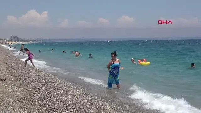 ANTALYA KISITLAMADAN MUAF TURİSTLERİN DENİZ KEYFİ ANTALYA KISITLAMADAN MUAF TURİSTLERİN DENİZ KEYFİ