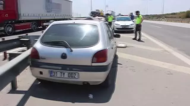 Bariyere çarpan otomobildeki 2 kişi yaralandı Bariyere çarpan otomobildeki 2 kişi yaralandı