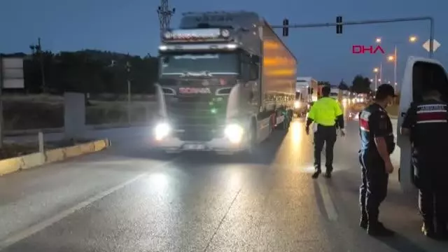 Son dakika haberleri: BURDUR KAMYONETLE OTOMOBİL ÇARPIŞTI: 3'Ü ÇOCUK 7 YARALI