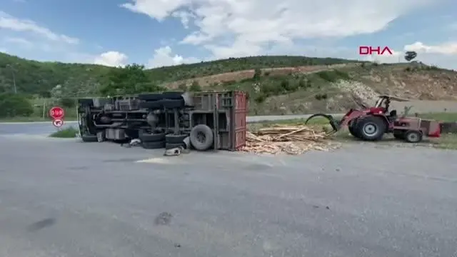 BURSA KERESTE YÜKLÜ KAMYON DEVRİLDİ