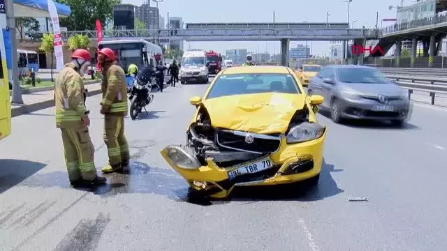 CEVİZLİBAĞ'DA OTOMOBİL İLE TAKSİ ÇARPIŞTI 1 YARALI