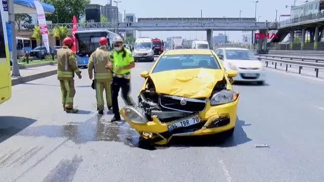 CEVİZLİBAĞ'DA OTOMOBİL İLE TAKSİ ÇARPIŞTI 1 YARALI