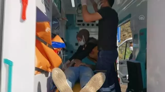 Son dakika! Devrilen kamyonette sıkışan 3 kişi çevredekilerin yardımıyla kurtarılarak hastaneye kaldırıldı