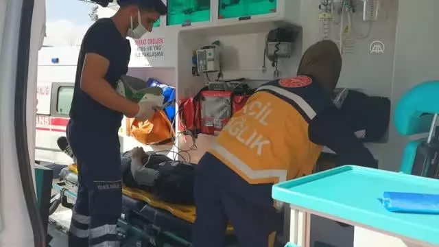 Son dakika! Devrilen kamyonette sıkışan 3 kişi çevredekilerin yardımıyla kurtarılarak hastaneye kaldırıldı