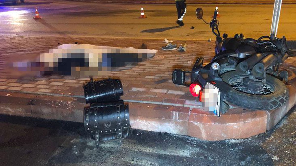 Direksiyon hakimiyetini kaybederek metrelerce sürüklenen motosikletli yaşamını yitirdi