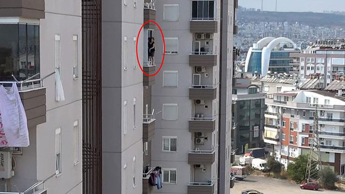 Dokuzuncu kattaki balkonun korkuluklarına çıkarak temizlik yapan kadın yürekleri ağza getirdi