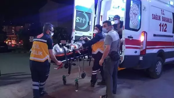 Erik toplamak için çıktığı ağaçta asılı kaldı Erik toplamak için çıktığı ağaçta asılı kaldı