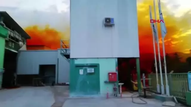 Fabrikanın asit tankı patladı, gökyüzünü asit bulutu kapladı Fabrikanın asit tankı patladı, gökyüzünü asit bulutu kapladı