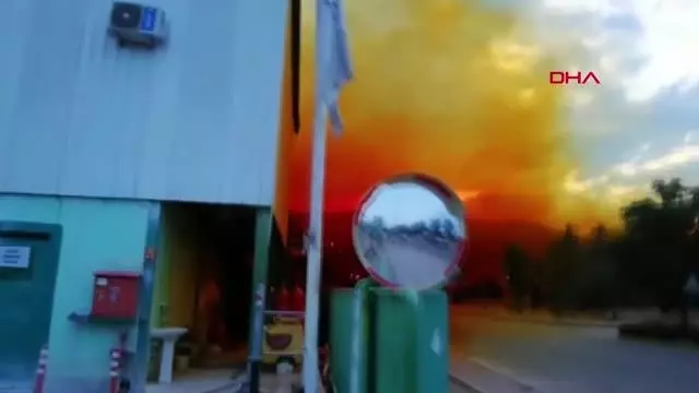 Fabrikanın asit tankı patladı, gökyüzünü asit bulutu kapladı Fabrikanın asit tankı patladı, gökyüzünü asit bulutu kapladı