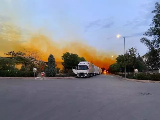 Fabrikadan sızan kimyasal madde gökyüzünü turuncuya boyadı Fabrikadan sızan kimyasal madde gökyüzünü turuncuya boyadı