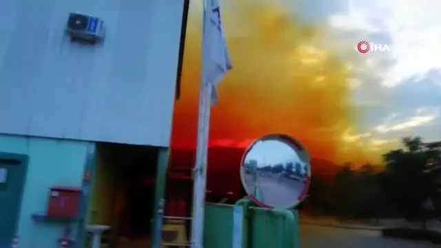 Fabrikanın kimyasal madde tankından sızıp havayla karışan nitrik asit gökyüzünü turuncuya boyandı Fabrikanın kimyasal madde tankından sızıp havayla karışan nitrik asit gökyüzünü turuncuya boyandı