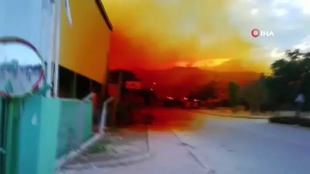 Fabrikanın kimyasal madde tankından sızıp havayla karışan nitrik asit gökyüzünü turuncuya boyandı Fabrikanın kimyasal madde tankından sızıp havayla karışan nitrik asit gökyüzünü turuncuya boyandı