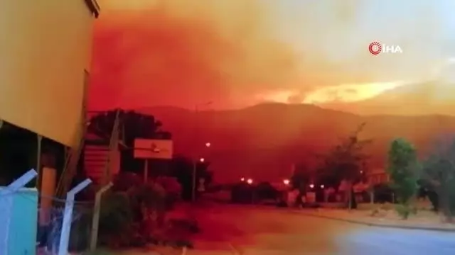 Fabrikanın kimyasal madde tankından sızıp havayla karışan nitrik asit gökyüzünü turuncuya boyandı Fabrikanın kimyasal madde tankından sızıp havayla karışan nitrik asit gökyüzünü turuncuya boyandı