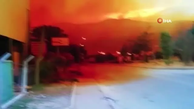Fabrikanın kimyasal madde tankından sızıp havayla karışan nitrik asit gökyüzünü turuncuya boyandı Fabrikanın kimyasal madde tankından sızıp havayla karışan nitrik asit gökyüzünü turuncuya boyandı