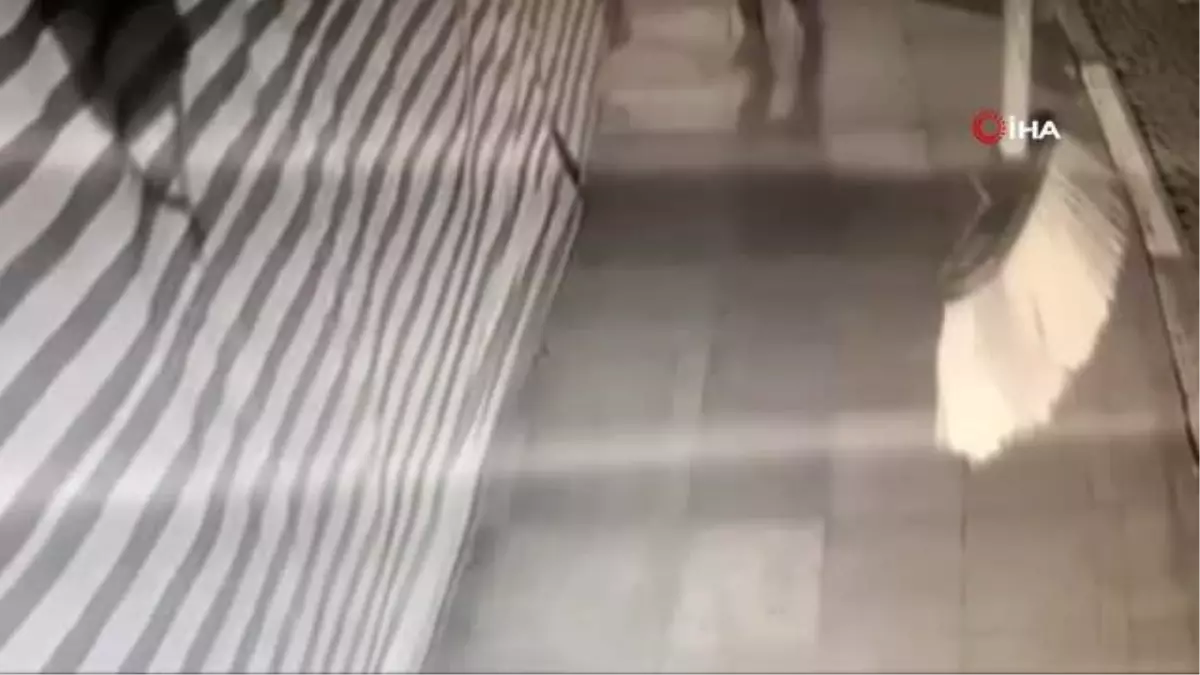 Güneş gözlüğü ve terlik çalan hırsızlar kamerada