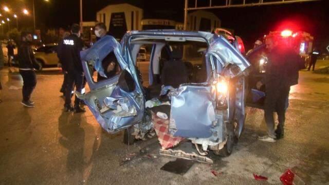 İki aracın çarpışması sonucu can pazarı yaşandı: 10 yaralı İki aracın çarpışması sonucu can pazarı yaşandı: 10 yaralı