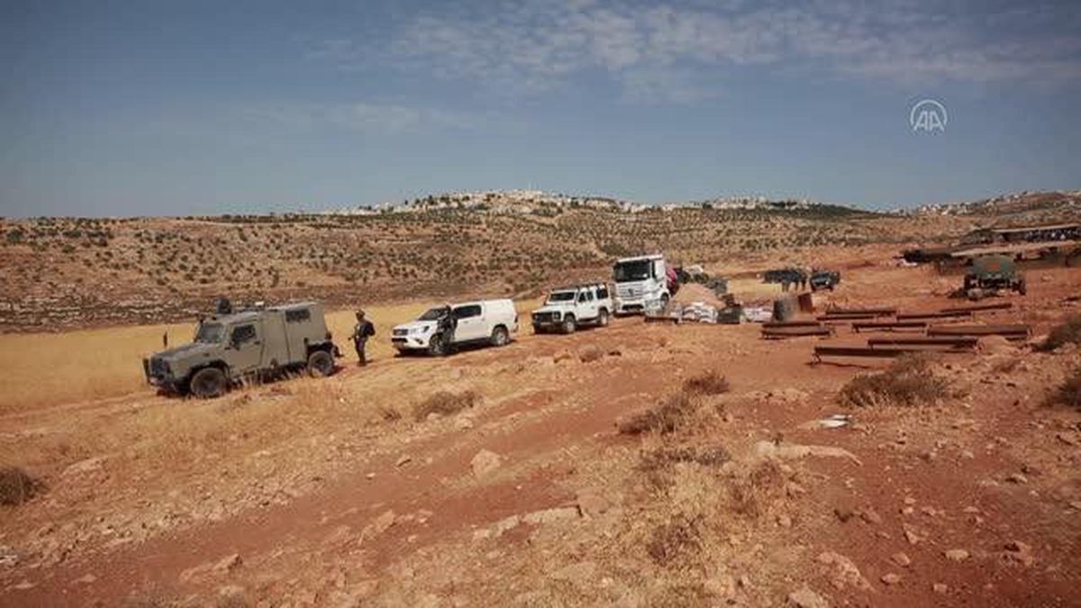 İsrail askerleri Batı Şeria'da Filistinli bedevilerin evlerini yıktı