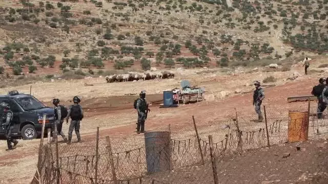 İsrail askerleri Batı Şeria'da Filistinli bedevilerin evlerini yıktı