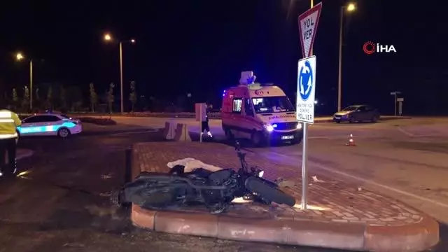 Kaldırıma çarpan motosikletin sürücüsü hayatını kaybetti Kaldırıma çarpan motosikletin sürücüsü hayatını kaybetti