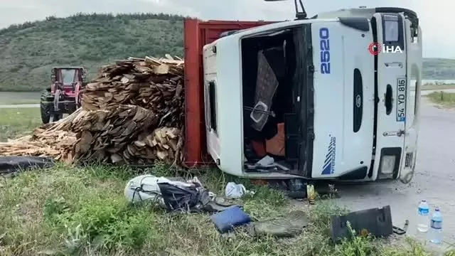 Kereste yüklü kamyon devrildi Kereste yüklü kamyon devrildi