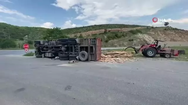 Kereste yüklü kamyon devrildi