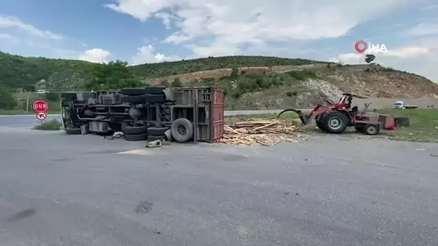 Kereste yüklü kamyon devrildi