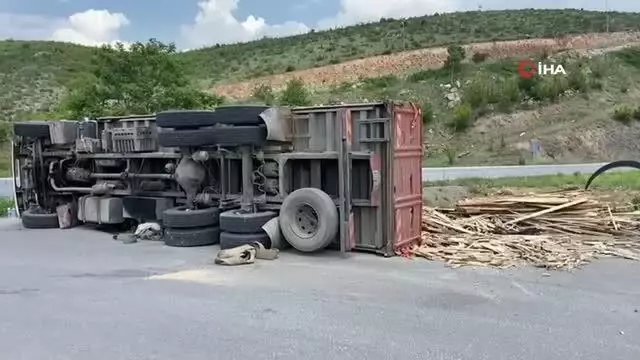 Kereste yüklü kamyon devrildi