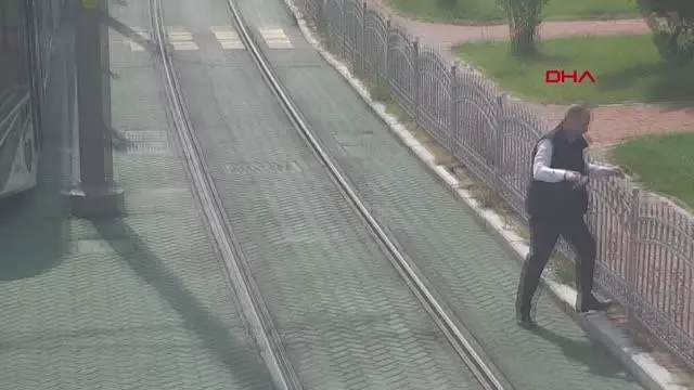 KOCAELİ TRAMVAYI DURDURUP, KAPLUMBAĞAYI YOLUN DIŞINA BIRAKTI