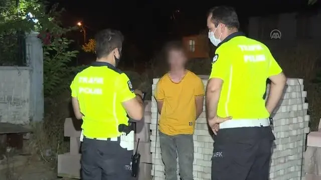 Kovalamaca sonucu yakalanan ehliyetsiz sürücüye yaklaşık 10 bin lira ceza kesildi Kovalamaca sonucu yakalanan ehliyetsiz sürücüye yaklaşık 10 bin lira ceza kesildi