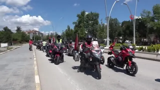 Kurtuluş Savaşı'nda cephanenin taşındığı İstiklal Yolu'nu motorla geçiyorlar
